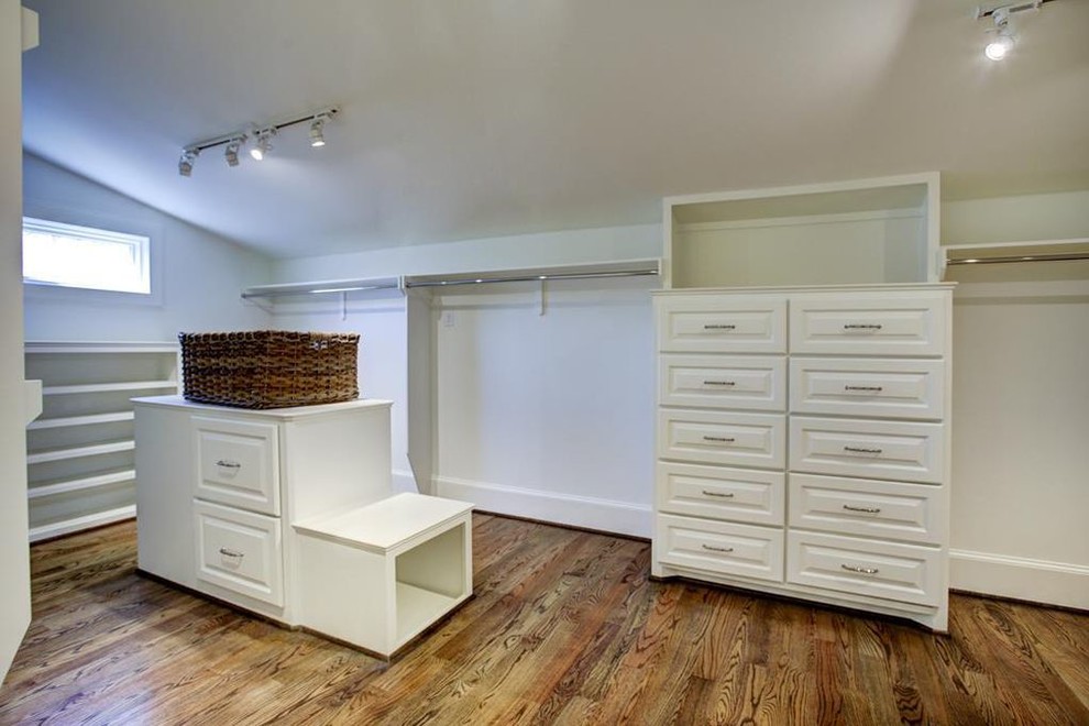 Foto de vestidor clásico renovado grande con armarios con paneles empotrados, puertas de armario blancas, suelo de madera oscura y suelo marrón