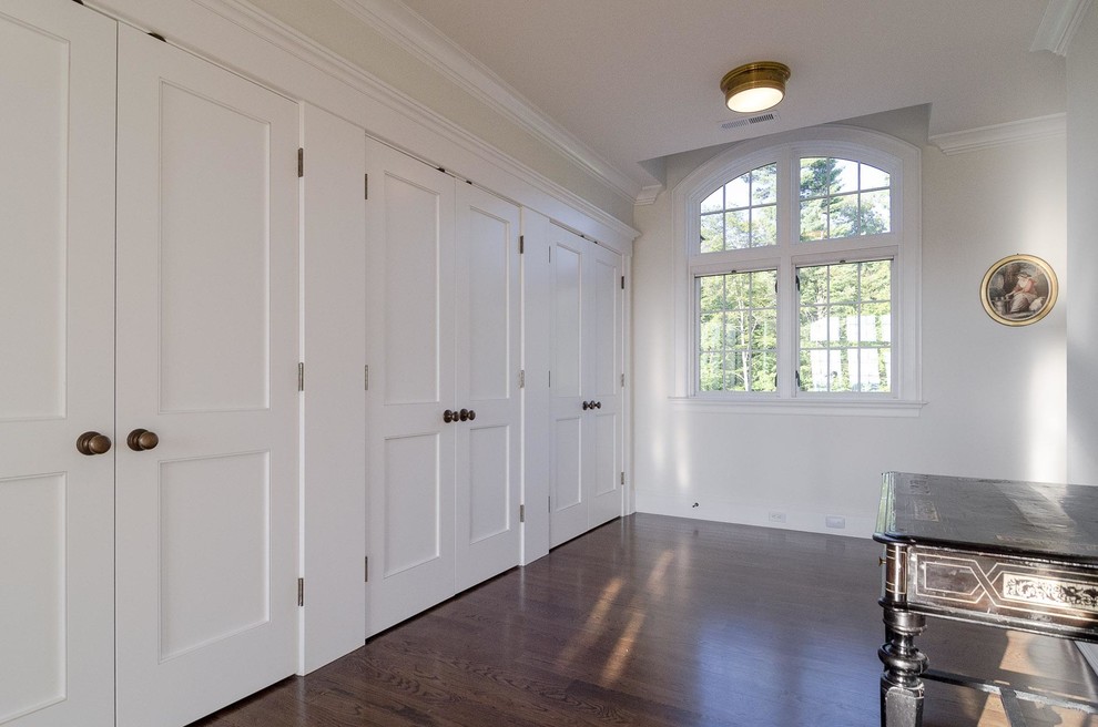 Свежая идея для дизайна: большая гардеробная комната унисекс в классическом стиле с темным паркетным полом и коричневым полом - отличное фото интерьера