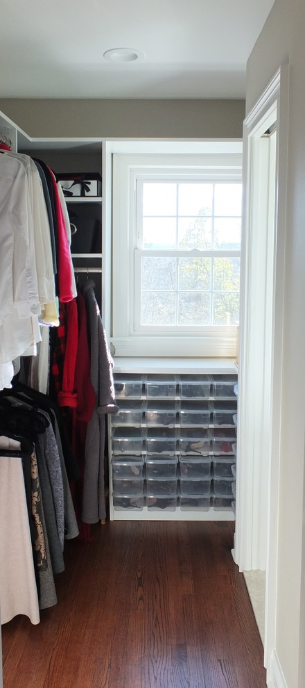 Imagen de armario vestidor unisex clásico renovado grande con suelo marrón, armarios abiertos, puertas de armario blancas y suelo de madera en tonos medios