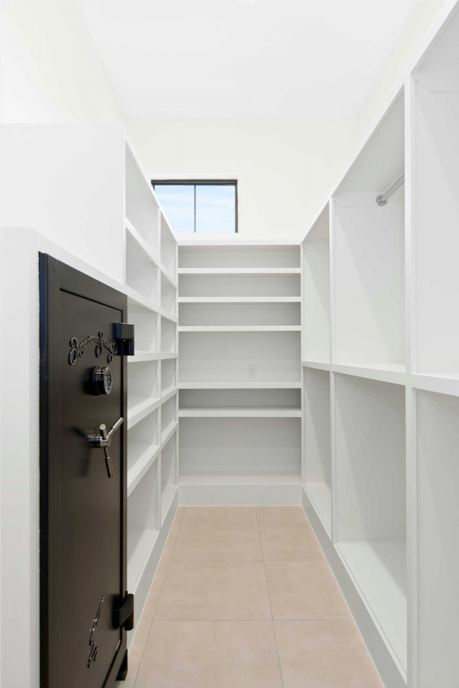 На фото: гардеробная комната среднего размера в стиле неоклассика (современная классика) с белыми фасадами, полом из керамогранита и белым полом для мужчин с