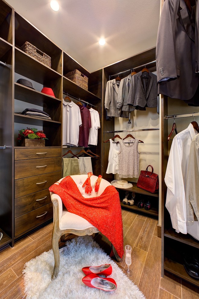 Modelo de vestidor de hombre tradicional renovado de tamaño medio con armarios con paneles lisos, puertas de armario de madera en tonos medios y suelo de baldosas de porcelana