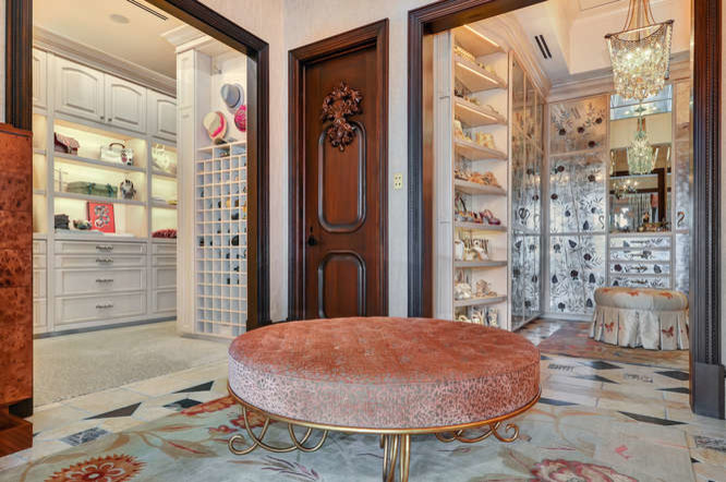 На фото: огромная гардеробная комната унисекс в средиземноморском стиле с стеклянными фасадами, искусственно-состаренными фасадами, ковровым покрытием и бежевым полом