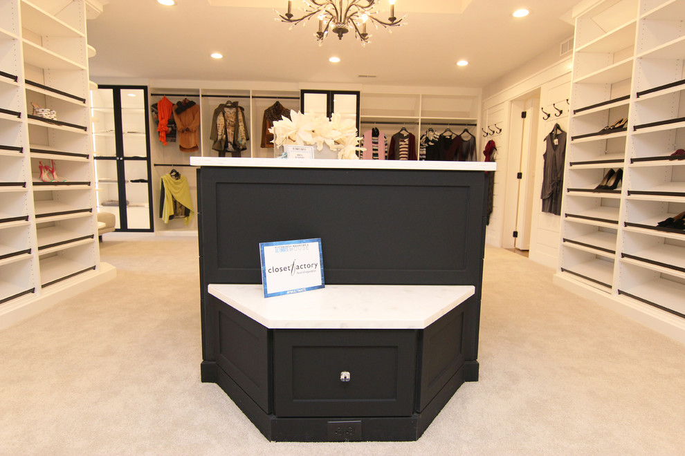 Immagine di un ampio spazio per vestirsi minimalista con ante di vetro, ante bianche, moquette e pavimento beige
