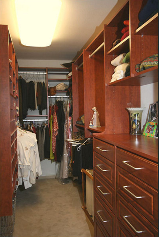 Ejemplo de armario y vestidor bohemio grande con armarios con paneles empotrados