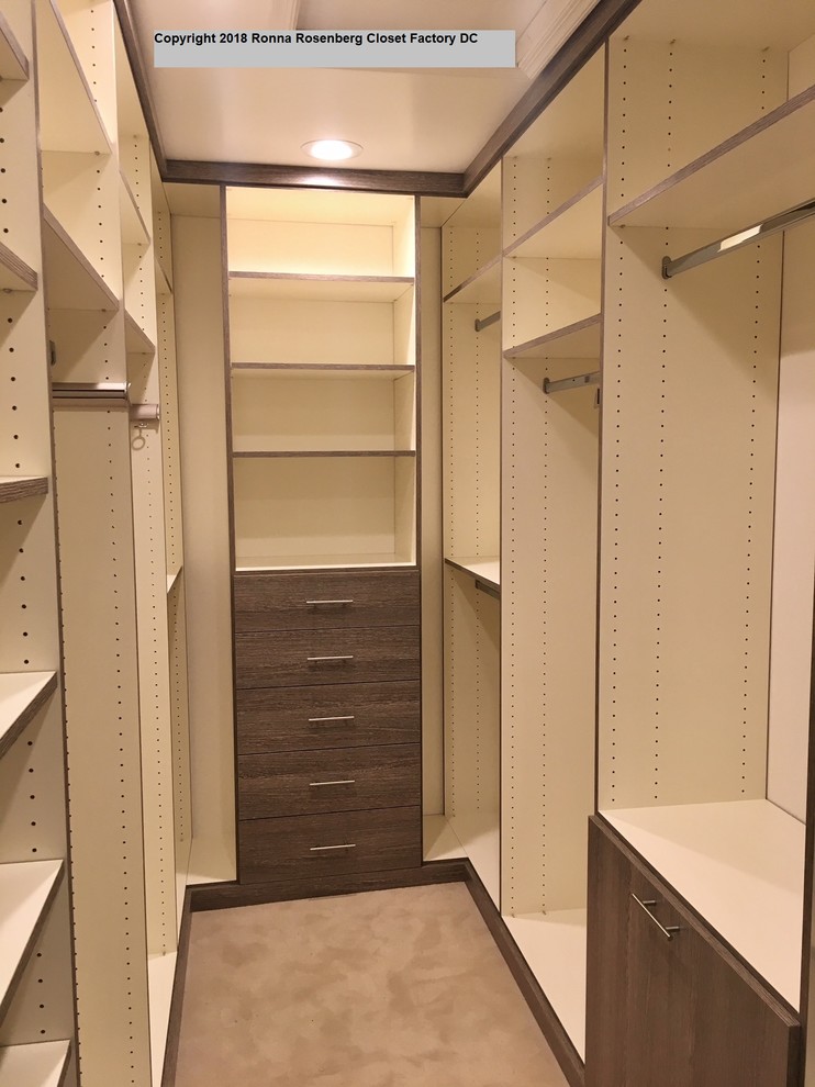 Foto de armario vestidor unisex contemporáneo de tamaño medio con armarios con paneles lisos y puertas de armario de madera oscura
