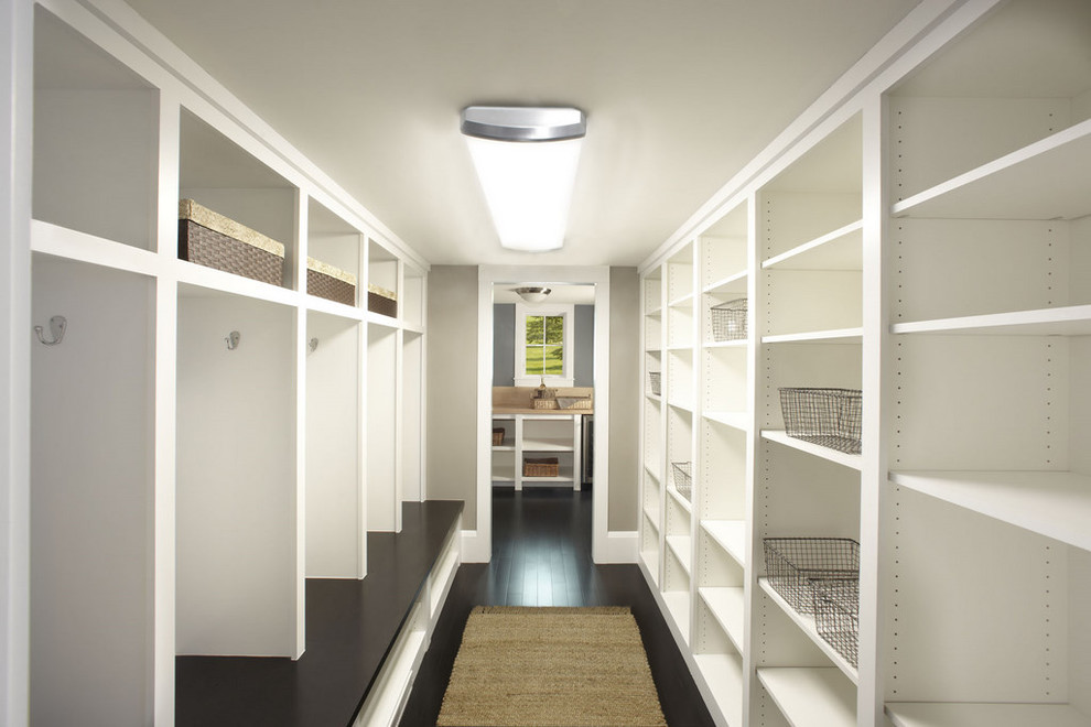 На фото: гардеробная комната в современном стиле с открытыми фасадами, белыми фасадами и темным паркетным полом