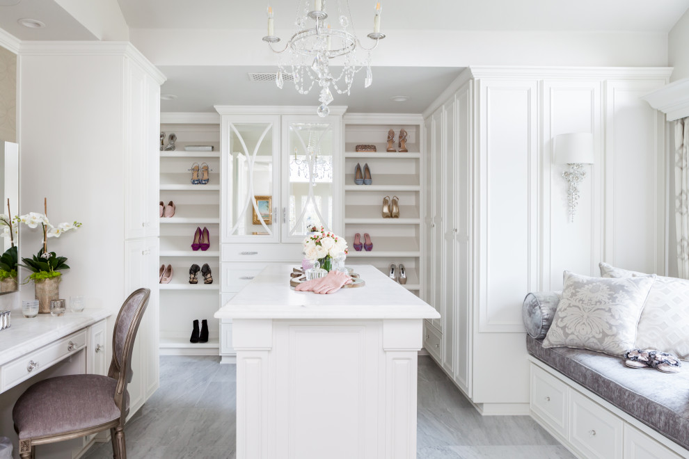 Идея дизайна: большая гардеробная комната в классическом стиле с фасадами с утопленной филенкой, белыми фасадами, мраморным полом, белым полом и балками на потолке для женщин