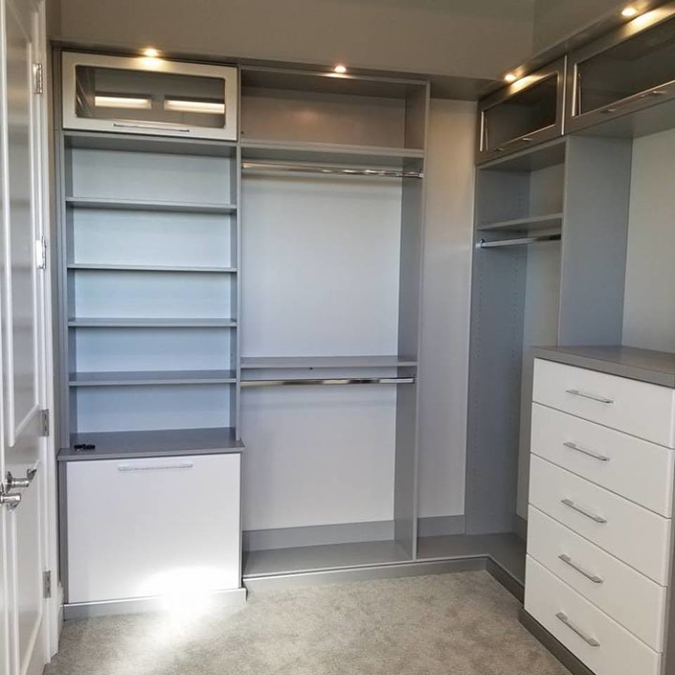 Foto de armario vestidor unisex contemporáneo grande con armarios tipo vitrina, puertas de armario grises, moqueta y suelo gris