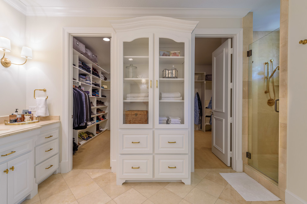 Exemple d'un grand dressing room chic neutre avec un placard à porte plane, des portes de placard blanches, moquette et un sol beige.