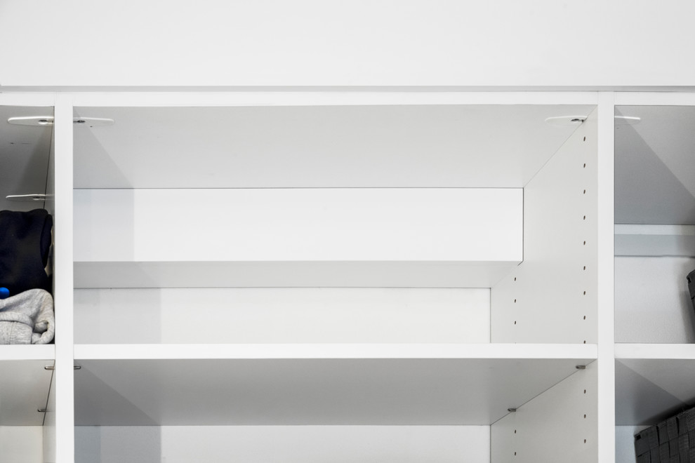 Foto di una cabina armadio unisex minimalista di medie dimensioni con ante in stile shaker, ante bianche, pavimento in marmo e pavimento multicolore