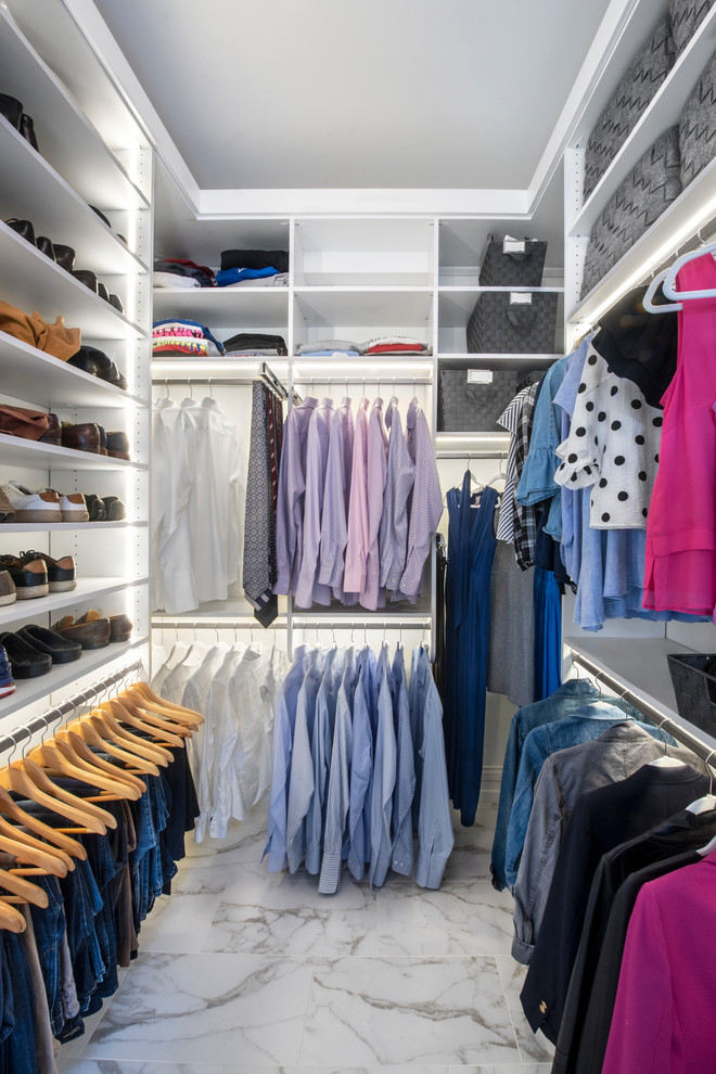 Diseño de armario vestidor unisex minimalista de tamaño medio con armarios estilo shaker, puertas de armario blancas, suelo de mármol y suelo multicolor