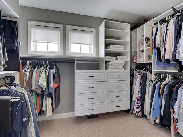 Пример оригинального дизайна: гардеробная комната среднего размера, унисекс в стиле кантри с ковровым покрытием