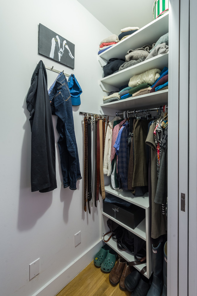 Idéer för att renovera ett mycket stort funkis walk-in-closet för kvinnor, med ljust trägolv