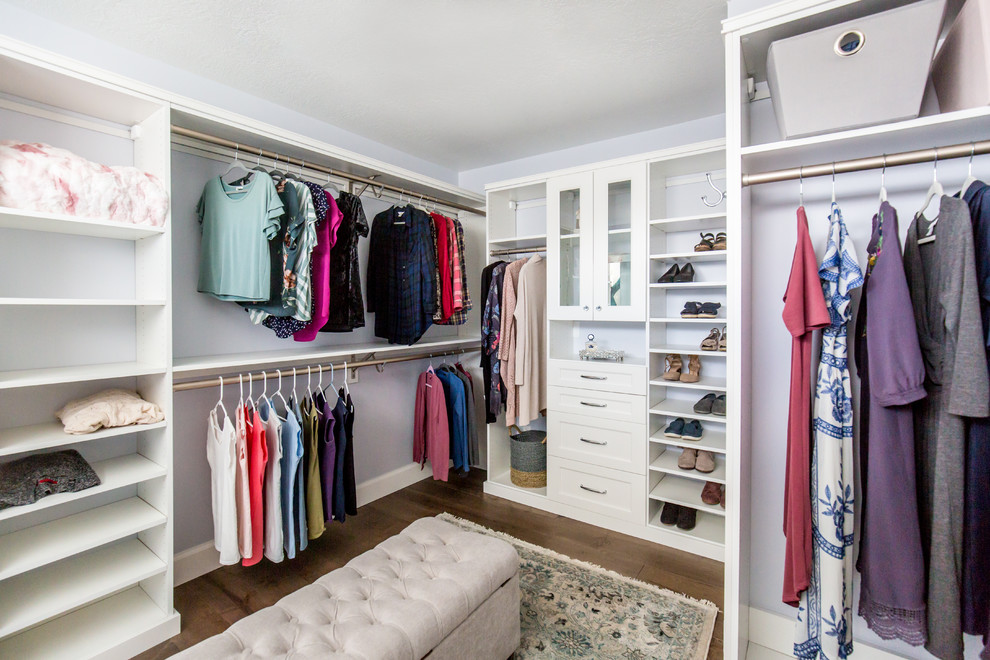 Foto de armario vestidor de mujer costero extra grande con armarios con paneles empotrados, puertas de armario blancas, suelo de madera en tonos medios y suelo marrón