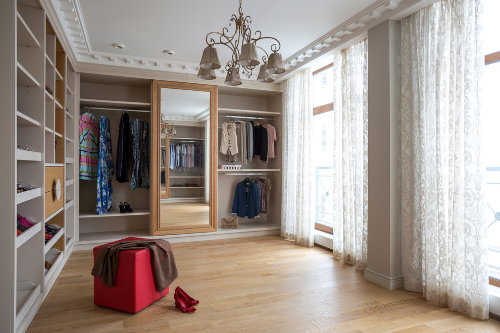 Mittelgroßes Klassisches Ankleidezimmer mit braunem Holzboden und beigem Boden in Moskau