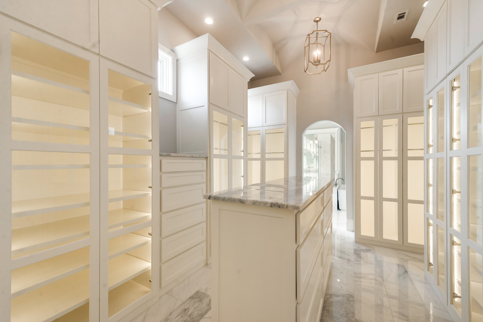 Idéer för stora walk-in-closets för könsneutrala, med luckor med glaspanel, vita skåp, marmorgolv och grått golv