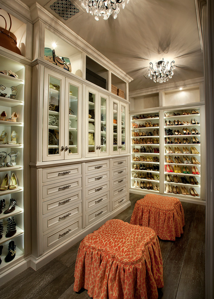 Foto på ett stort vintage walk-in-closet för kvinnor, med öppna hyllor, vita skåp, mörkt trägolv och brunt golv