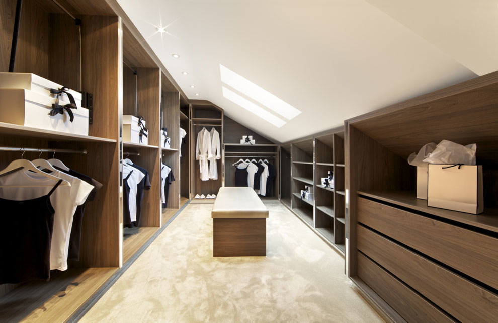 Imagen de armario y vestidor contemporáneo con suelo beige