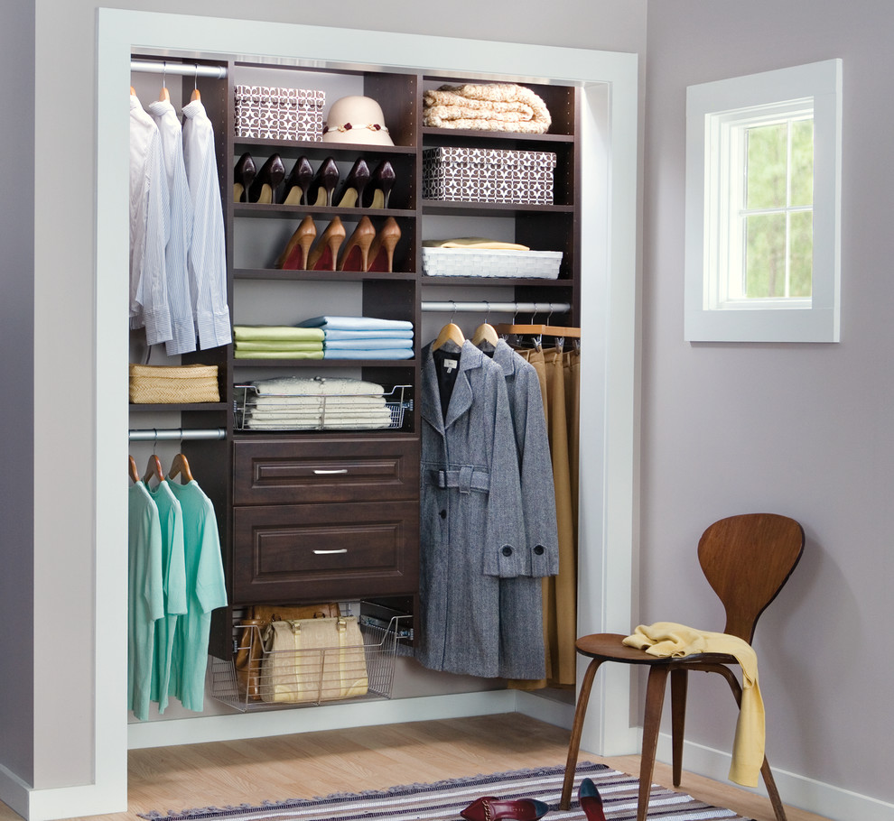 Modelo de armario de mujer romántico de tamaño medio con armarios abiertos, puertas de armario de madera en tonos medios y suelo de madera clara