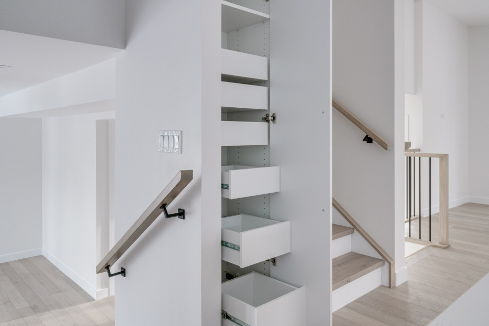Пример оригинального дизайна: лестница среднего размера в стиле неоклассика (современная классика)
