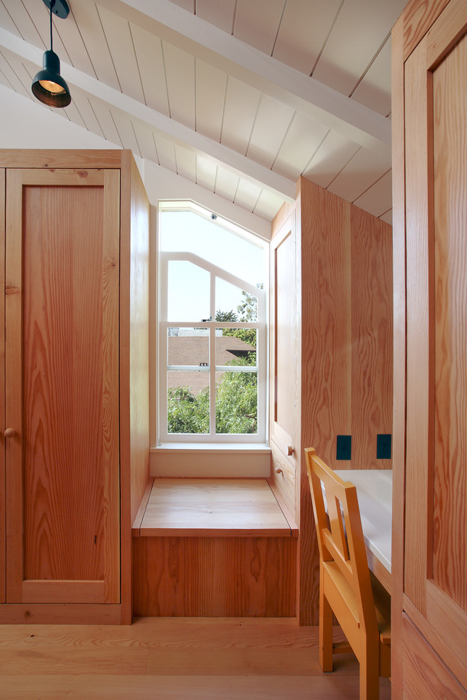 Esempio di una cabina armadio unisex minimal di medie dimensioni con ante in stile shaker, ante in legno scuro e pavimento in legno massello medio