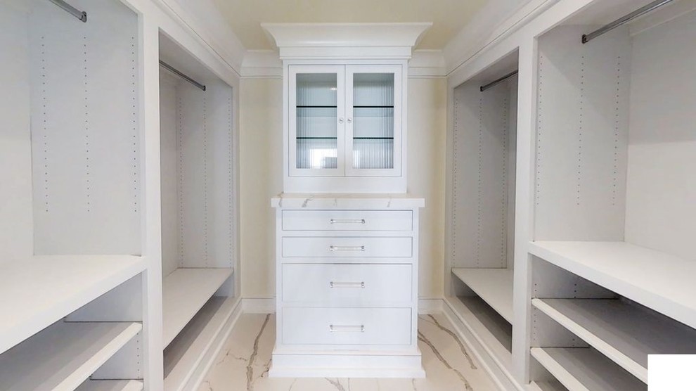 Cette image montre un dressing design de taille moyenne et neutre avec un placard sans porte, des portes de placard blanches, un sol en marbre et un sol blanc.