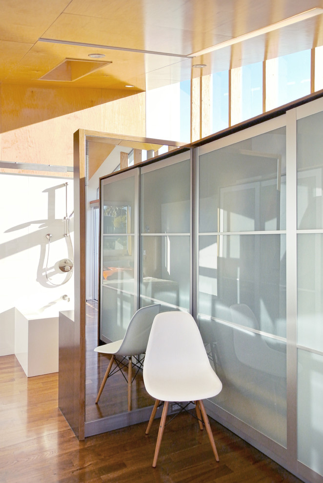 Idee per un armadio o armadio a muro contemporaneo con ante di vetro
