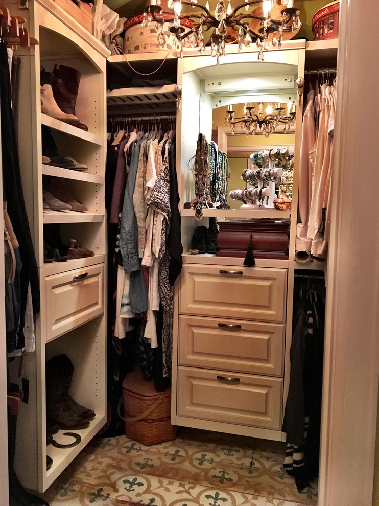 Modelo de armario vestidor de mujer campestre de tamaño medio con armarios con paneles con relieve, puertas de armario blancas, suelo de contrachapado y suelo multicolor