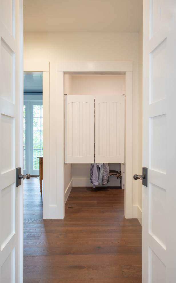 Свежая идея для дизайна: гардеробная комната среднего размера, унисекс в классическом стиле с паркетным полом среднего тона и коричневым полом - отличное фото интерьера