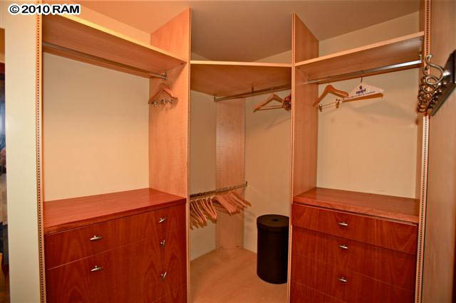 Foto de armario vestidor unisex costero de tamaño medio con armarios con paneles lisos y moqueta
