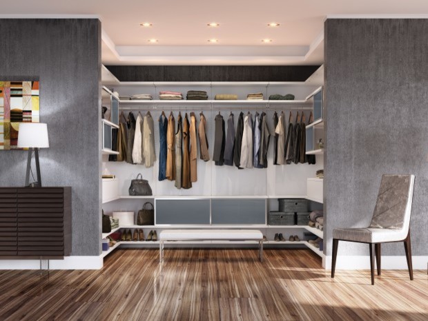 Diseño de armario vestidor unisex moderno con armarios con paneles lisos, puertas de armario blancas y suelo de madera clara