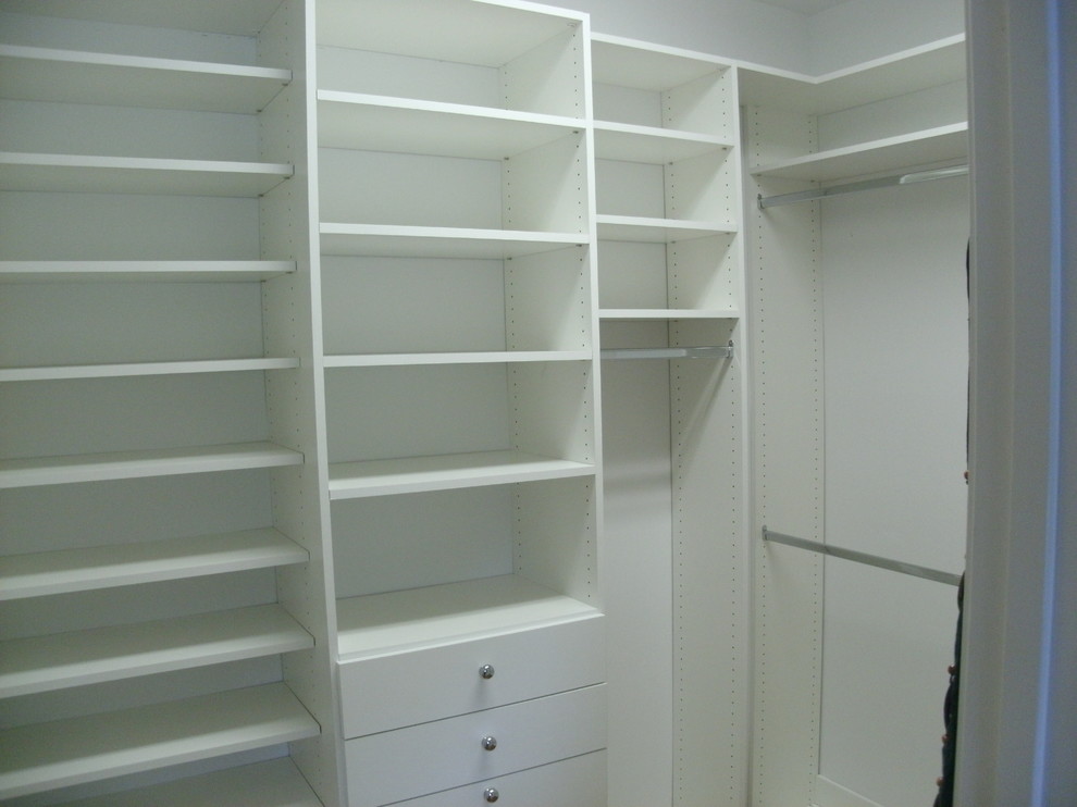 Walk in Closet (Basic White) Floor system Traditional Closet