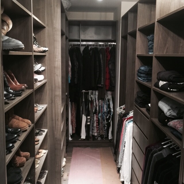 Imagen de armario vestidor unisex minimalista grande con armarios con paneles lisos