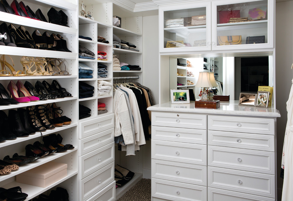 Diseño de armario vestidor unisex actual de tamaño medio con puertas de armario blancas, moqueta y armarios con paneles empotrados