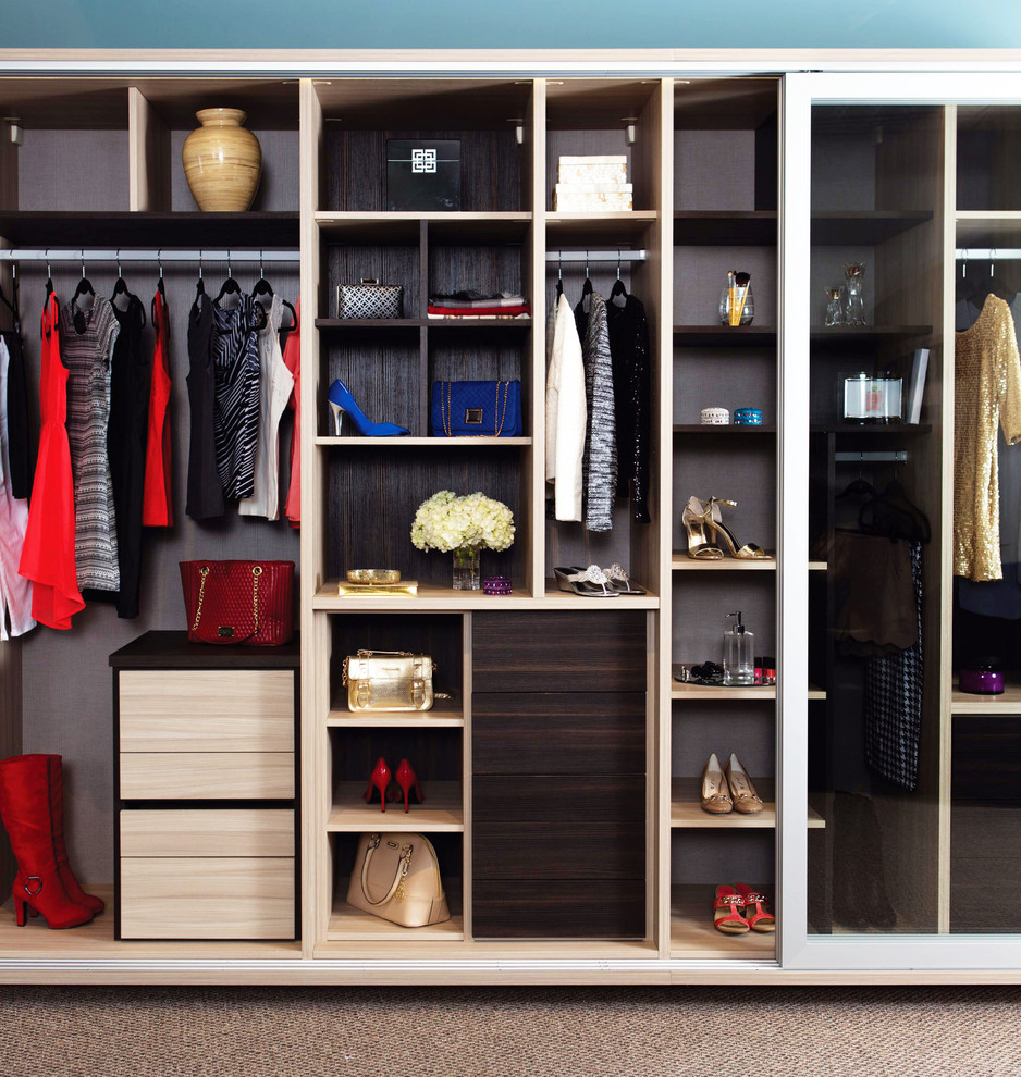 Foto de armario de mujer actual de tamaño medio con armarios abiertos, puertas de armario de madera en tonos medios y moqueta