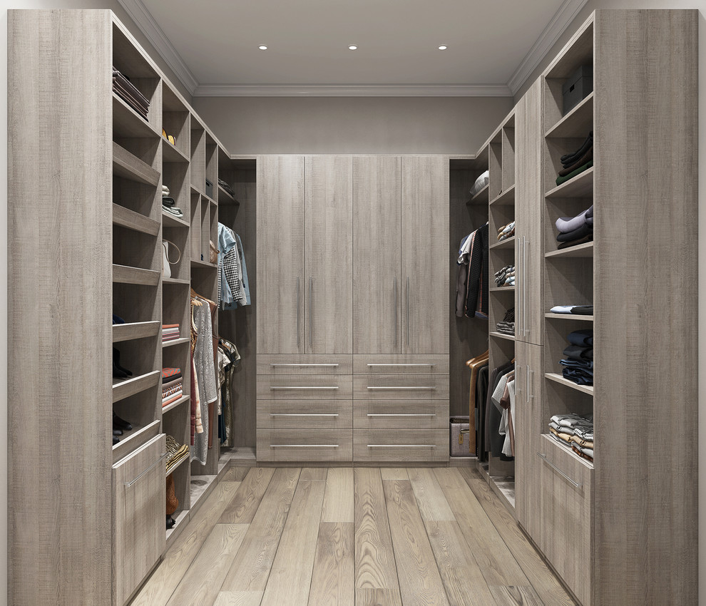 Ejemplo de armario vestidor clásico de tamaño medio con armarios con paneles lisos, puertas de armario de madera clara y suelo de madera clara