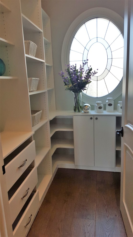 Foto di una cabina armadio minimalista di medie dimensioni con nessun'anta, ante bianche e pavimento marrone
