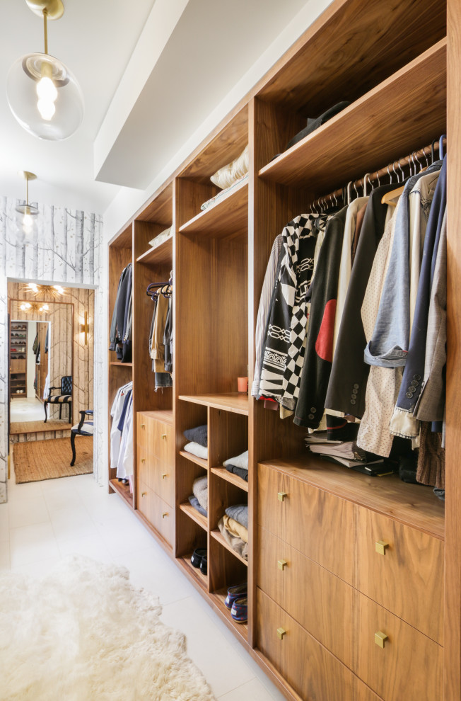 Modelo de armario vestidor unisex minimalista extra grande con armarios con paneles lisos y puertas de armario de madera oscura