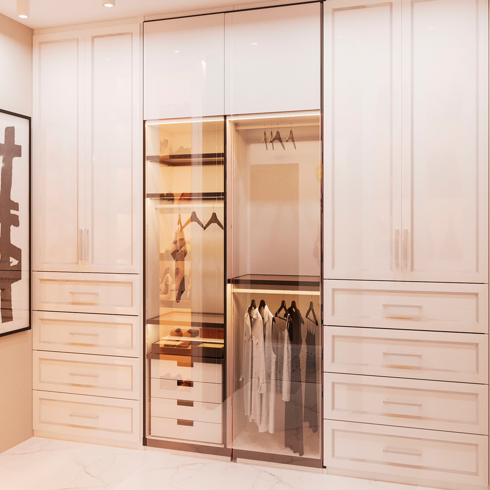 Foto di una piccola cabina armadio per donna design con ante lisce, ante beige, pavimento in gres porcellanato e pavimento bianco