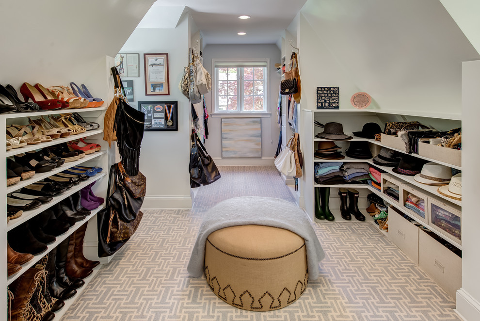 Idéer för att renovera ett stort vintage walk-in-closet för kvinnor, med heltäckningsmatta och flerfärgat golv
