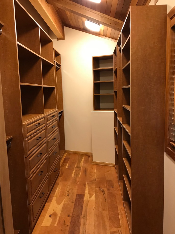 Idéer för att renovera ett mellanstort vintage walk-in-closet för könsneutrala, med luckor med upphöjd panel, skåp i mellenmörkt trä, mellanmörkt trägolv och brunt golv