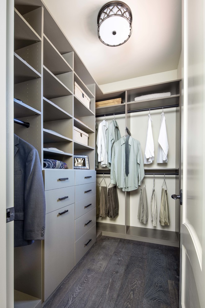 Idéer för små funkis walk-in-closets för könsneutrala, med öppna hyllor, grå skåp, mörkt trägolv och brunt golv