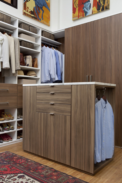 https://st.hzcdn.com/simgs/pictures/closets/walk-in-closet-in-walnut-and-white-melamine-transform-home-img~9101b96e0fce62a2_4-7138-1-653ae56.jpg