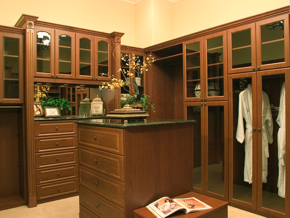 Diseño de armario y vestidor unisex clásico grande con armarios con paneles con relieve y puertas de armario marrones