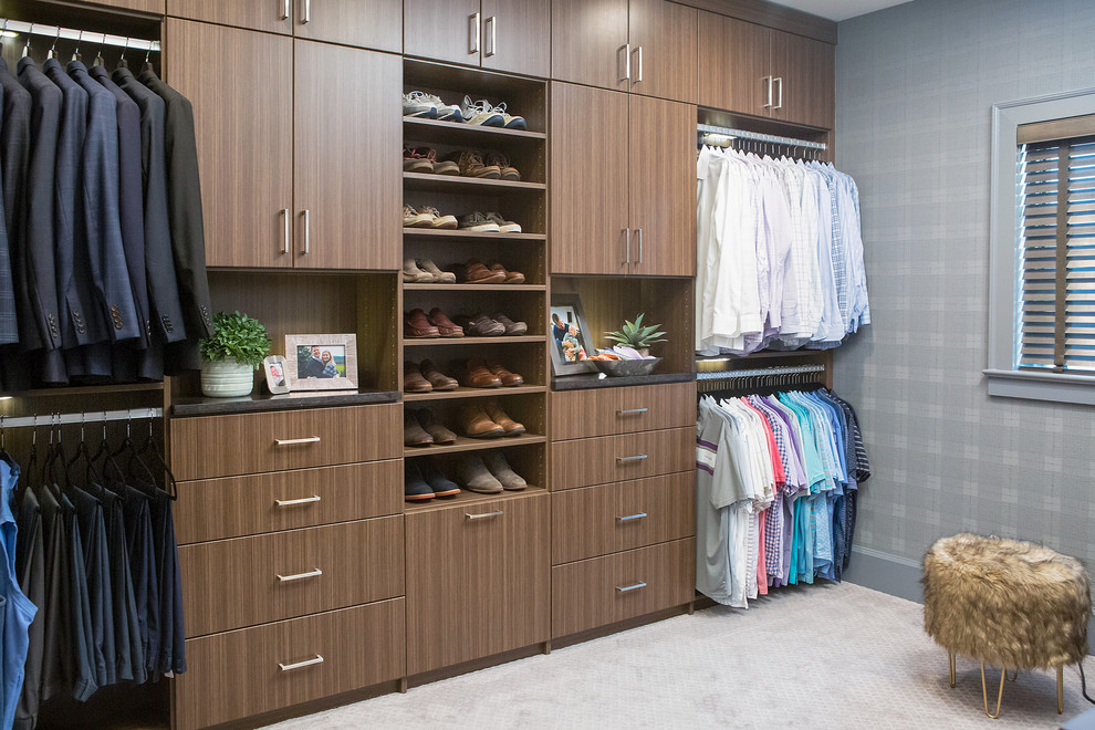 Modelo de armario vestidor de hombre minimalista grande con armarios con paneles lisos, puertas de armario de madera oscura, moqueta y suelo beige