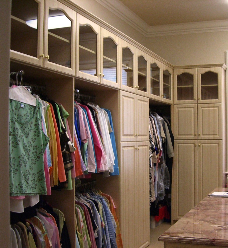 Пример оригинального дизайна: большая гардеробная комната унисекс в классическом стиле с фасадами с выступающей филенкой, светлыми деревянными фасадами и ковровым покрытием