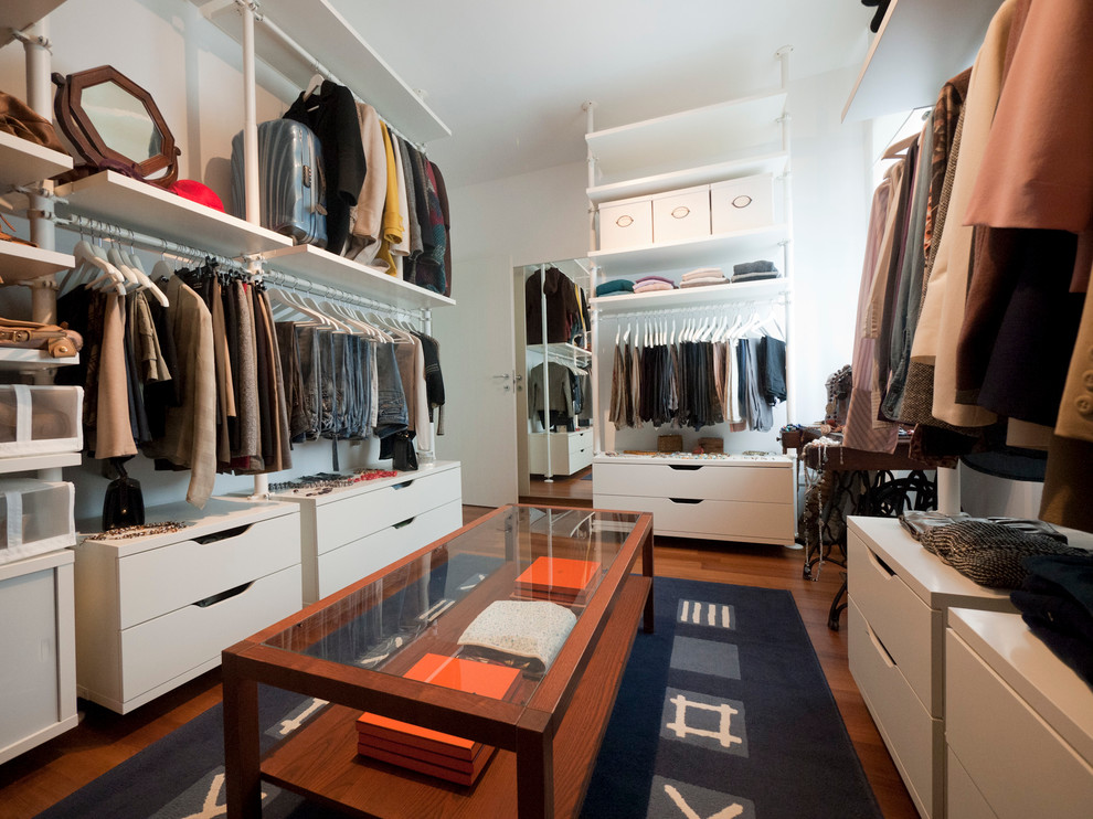 Imagen de armario y vestidor moderno de tamaño medio