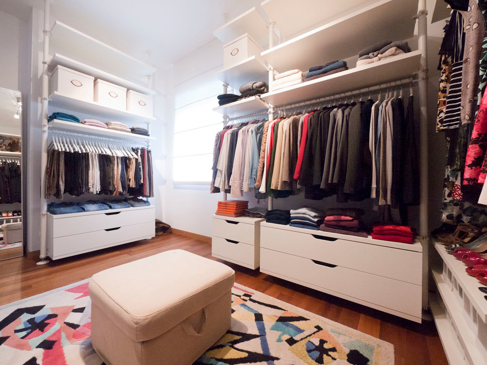 Imagen de armario y vestidor minimalista de tamaño medio