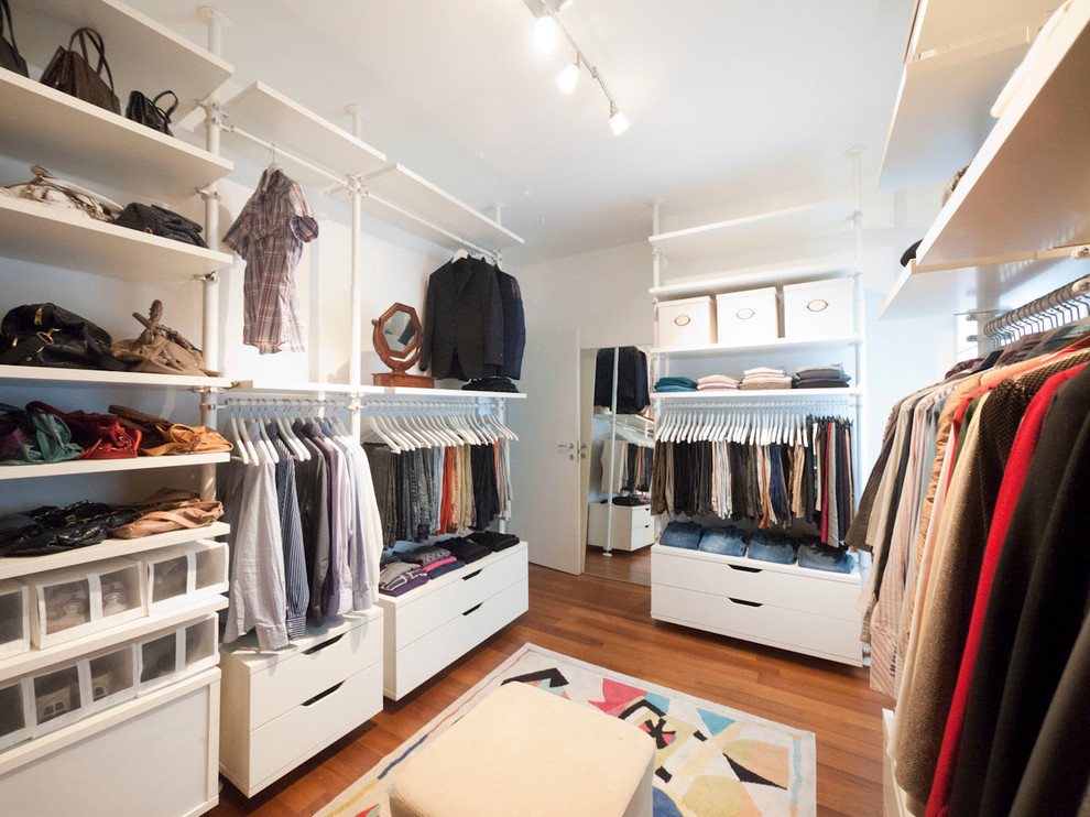 Diseño de armario y vestidor minimalista de tamaño medio