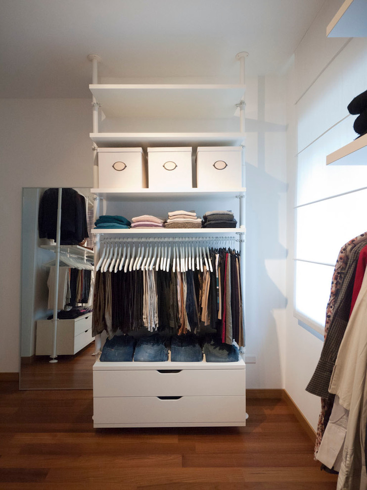Modelo de armario y vestidor minimalista de tamaño medio